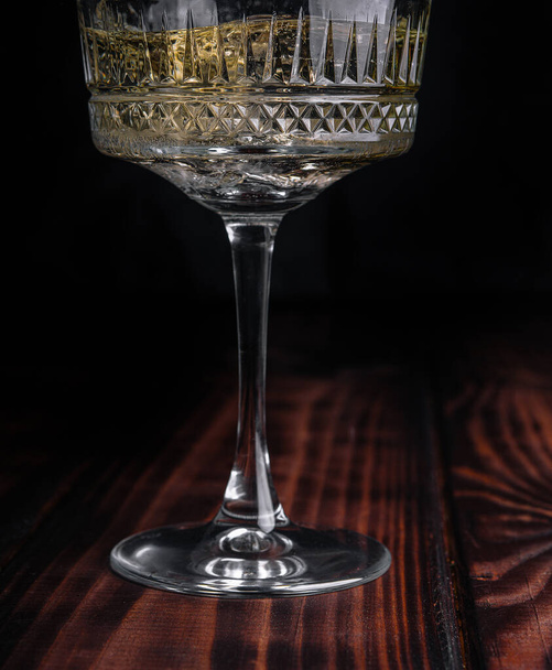 Copa de champán con salpicadura, aislada sobre fondo negro
 - Foto, Imagen