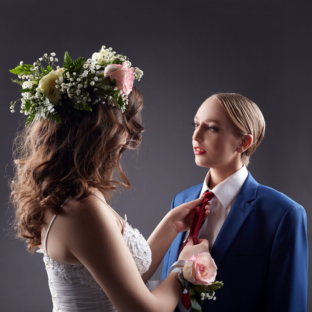 Homo huwelijk. Bruid rechtzetten bruidegoms stropdas - Foto, afbeelding