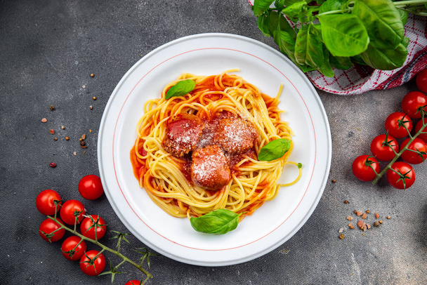 Спагетти фрикадельки томатный соус паста блюдо еды закуски на столе копировать пространство питания фон деревенский вид сверху - Фото, изображение