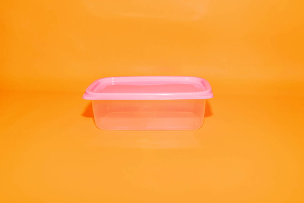 The Pink Plastic Box Container with Lid is a versatile storage solution that combines functionality and style. - Foto, immagini
