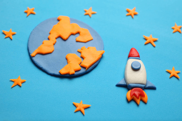 Rocket in space, star, planet earth. Plasticine art, cartoon. - Foto, Bild