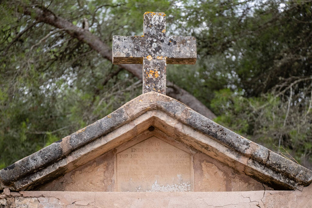 antigua entrada al cementerio a través de los frentes, cementerio de Pina, Mallorca, Islas Baleares, España - Foto, imagen