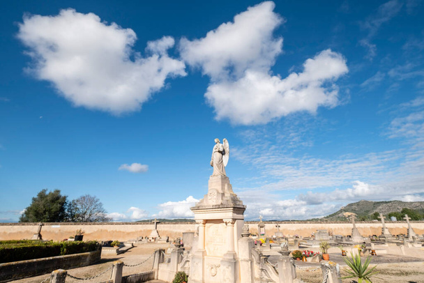 winged angel on funeral edicle, Llucmajor cemitério, Maiorca, Ilhas Baleares, Espanha - Foto, Imagem