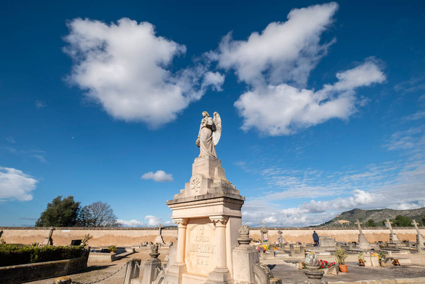 anjo alado cercado por nuvens brancas, cemitério Llucmajor, Maiorca, Ilhas Baleares, Espanha - Foto, Imagem