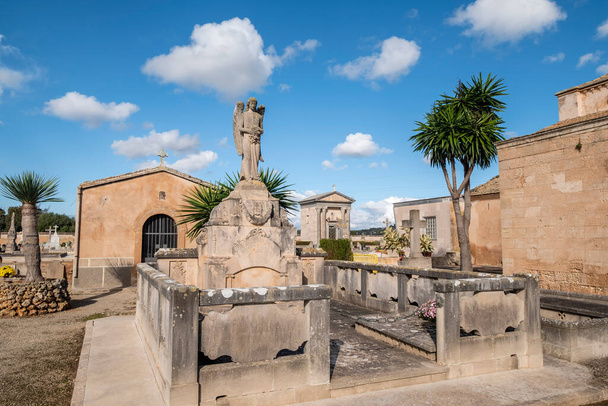 Ангел над погребальным памятником Мигеля Матаро, кладбище Llucmajor, Майорка, Балеарские острова, Испания - Фото, изображение