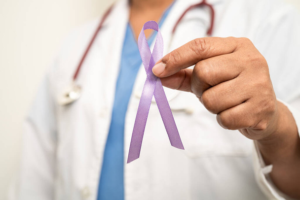 Ázsiai nő orvos lila szalaggal, jele Alzheimer-kór nap, Hasnyálmirigy-rák, Epilepszia, Lupus. - Fotó, kép