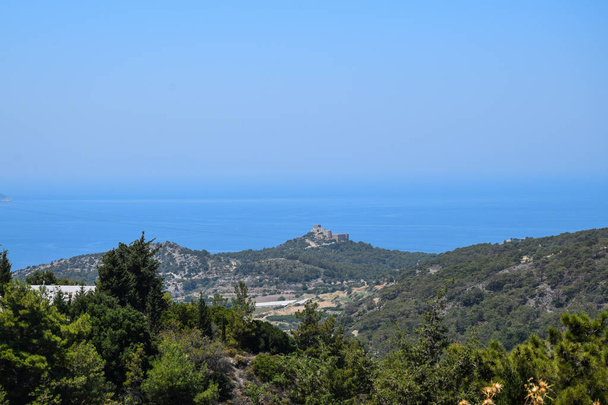 uitzicht op zee op een heldere zomerdag vol zon. Panorama van het eiland Rhodos. - Foto, afbeelding