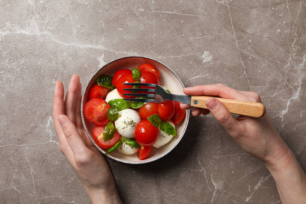 Lezzetli İtalyan mutfağı kavramı - Caprese salatası - Fotoğraf, Görsel