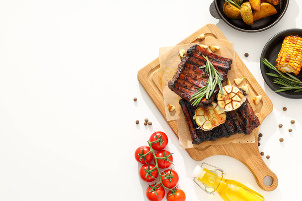 Вкусная жареная еда - ребрышки барбекю, вкусное жареное мясо - Фото, изображение