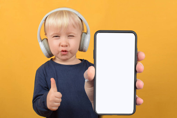 cute boy child showing smartphone with white blank screen - Фото, изображение