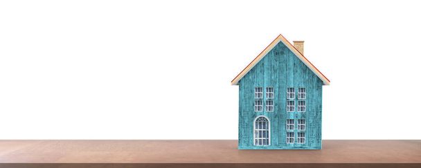 白い背景に隔離された木製の家モデル. コンセプト,ホームバイヤーまたはホームセラー - 写真・画像