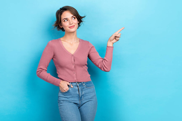 Фотографія молодої бізнес-промо жінки в модному вбранні прямий палець корисні поради макет роздрібних знижок ізольовані на синьому кольорі
. - Фото, зображення