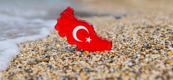 Символическая карта Турецкой Республики с изображением турецкого флага на пляже в летний день - Фото, изображение