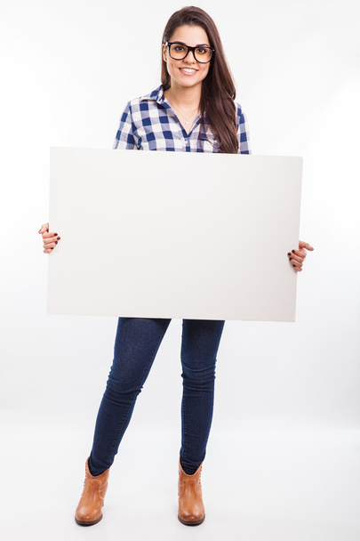 Femme tenant un grand signe blanc
 - Photo, image