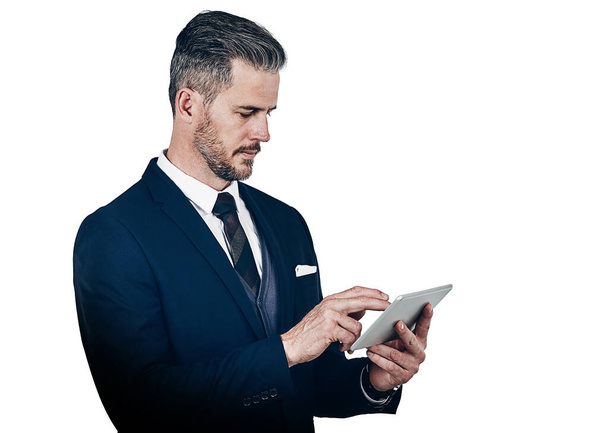 Lavorare sul successo con la tecnologia wireless. Studio di un uomo d'affari che utilizza un tablet digitale su uno sfondo bianco - Foto, immagini