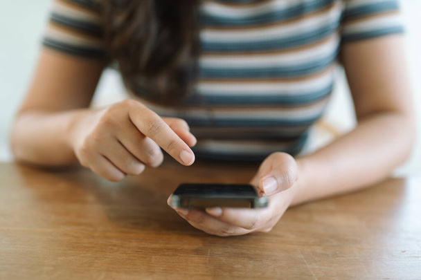 Жінка смс перевірка соціальних мереж тримає смартфон вдома Розмова з хлопцем або другом
. - Фото, зображення