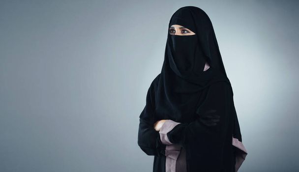 La belleza merece ser protegida. Estudio de una joven mujer de negocios musulmana sobre un fondo gris - Foto, Imagen