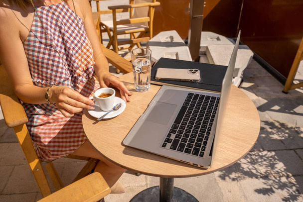 Fa íróasztal laptoppal, csésze kávéval és okostelefonnal. Felülnézet fénymásoló felülettel, lapos fektetés. Otthonról dolgozni a reggeli koncepcióban - Fotó, kép