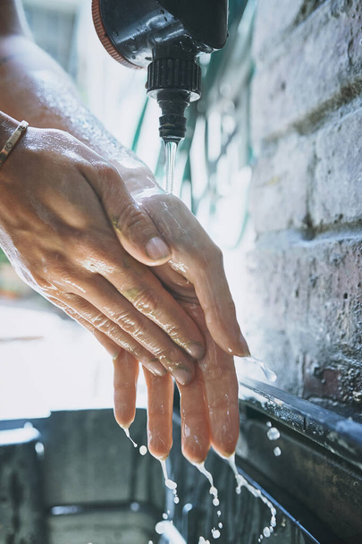 Творчість ніколи не можна змивати. невідома жінка миє руки після роботи з глиною в керамічній студії
 - Фото, зображення