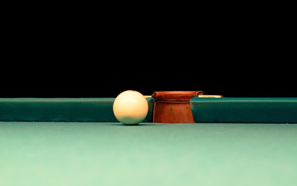 Balle de piscine blanche sur la table de billard près du trou
 - Photo, image