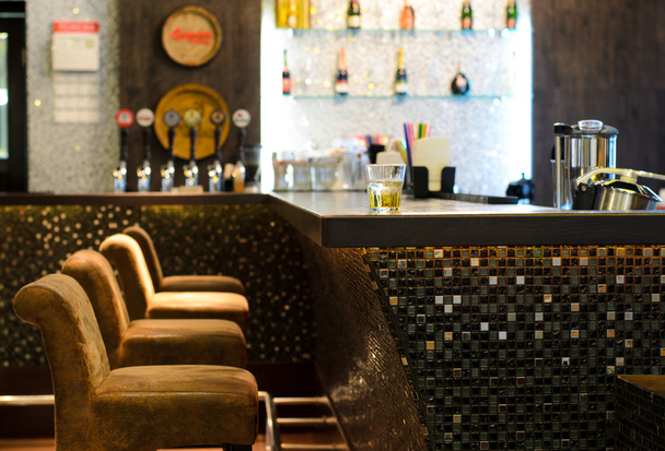 Стакан виски на стойке в баре
 - Фото, изображение