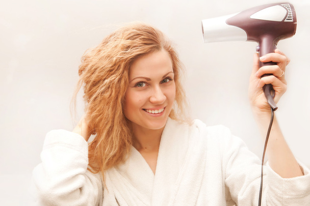krásná žena, sušení vlasy s fénem - Fotografie, Obrázek