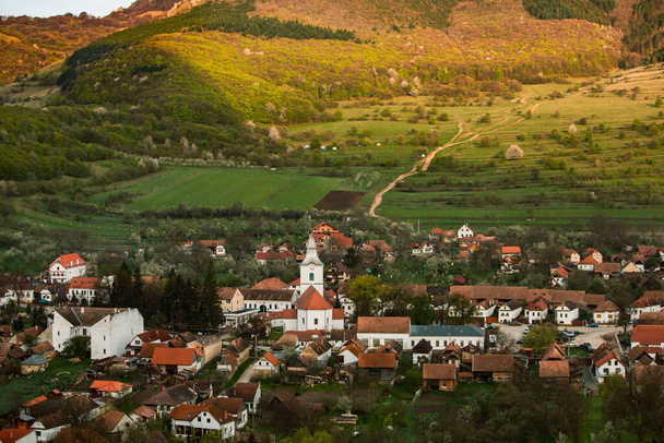 Риметеа - маленькая деревня, расположенная в Трансильвании, Румыния. Он расположен в горах Апушени и известен своей живописной обстановкой и хорошо сохранившимся венгерским архитектурным стилем.. - Фото, изображение