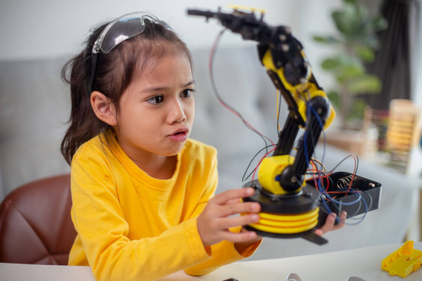 ТЕМА концепція освіти. Азійські студенти навчаються вдома, кодуючи робот-герб в STEM, математичного інженерного програмного коду в робототехніці для дитячих концепцій.. - Фото, зображення