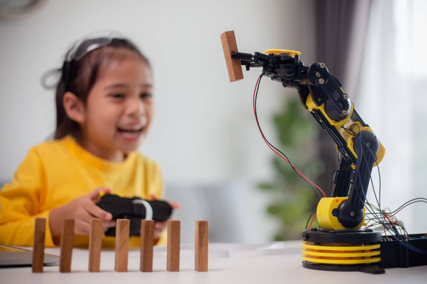Concetto di istruzione STEM. Studenti asiatici imparano a casa codificando bracci robotici in STEM, ingegneria matematica tecnologia informatica codice in robotica per i concetti dei bambini. - Foto, immagini