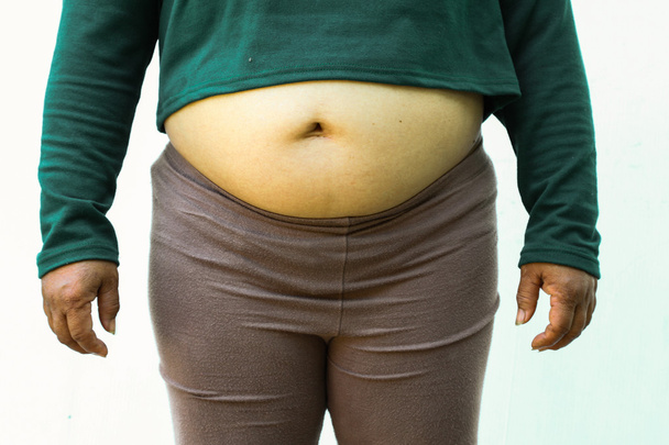 Beyaz arka plan üzerinde şişman kadın close-up. Obezite sorunu, gıda Sağlık için diyet için kavram. - Fotoğraf, Görsel