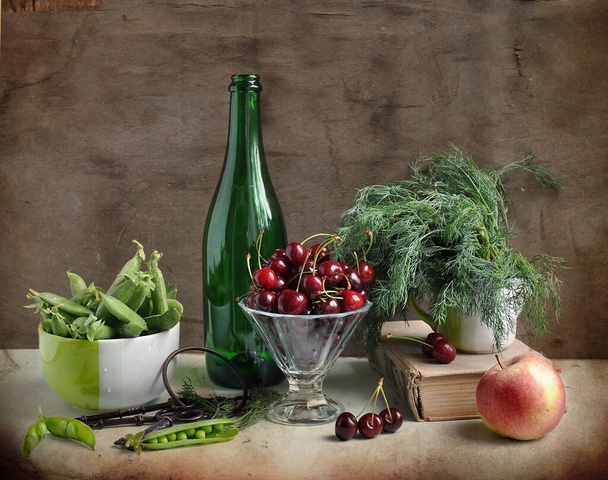 still life with fresh vegetables, fruits, berries  - Foto, Bild