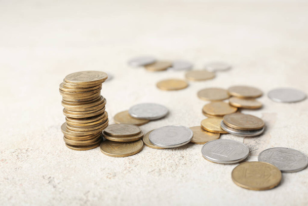 Montón de monedas en la mesa grunge beige - Foto, imagen
