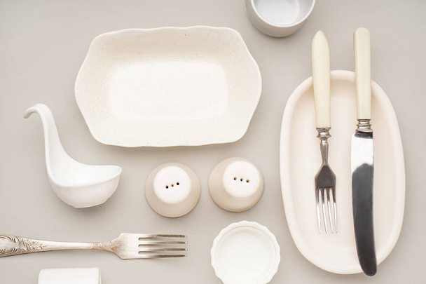 Набір стильного посуду на сірому фоні
 - Фото, зображення
