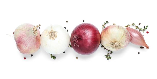 Diversi tipi di cipolla con aglio e grani di pepe isolati su sfondo bianco - Foto, immagini