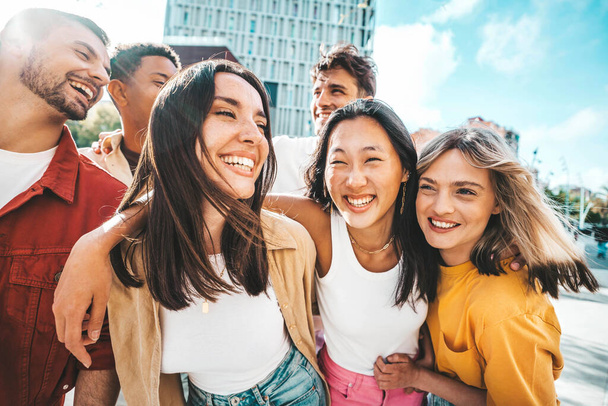 Група молодих людей, які насолоджуються літніми канікулами разом - концепція дружби з хлопцями та дівчатами, що висять на вулиці в сонячний день
 - Фото, зображення