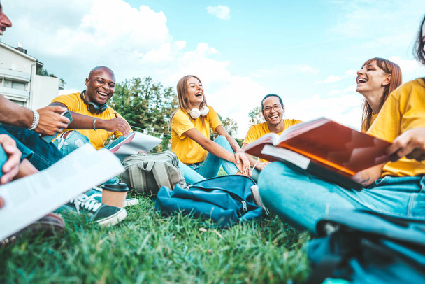 Счастливые друзья, живущие в разных расовых группах, веселятся в парке - Молодёжное сообщество улыбается вместе - Концепция стипендии - Фото, изображение