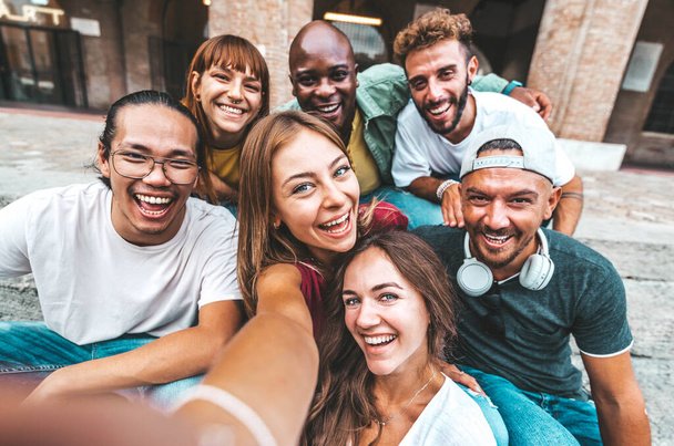Група молодих людей, які розважаються разом, висять у центрі міста - концепція дружби та молодіжного способу життя
 - Фото, зображення