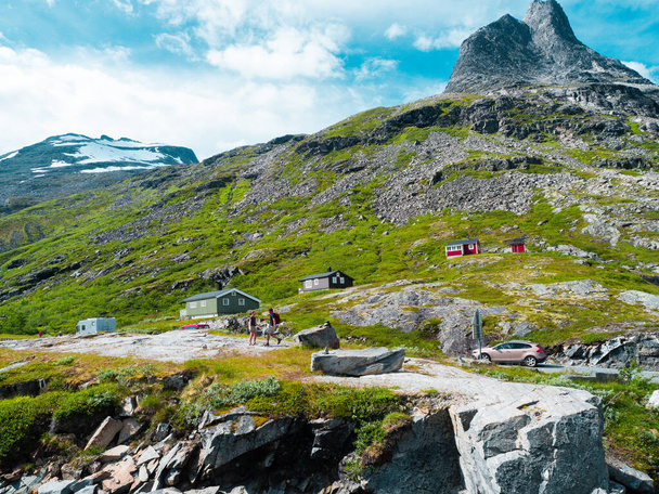 Trollstigen weg in de zomer in Noorwegen.  - Foto, afbeelding