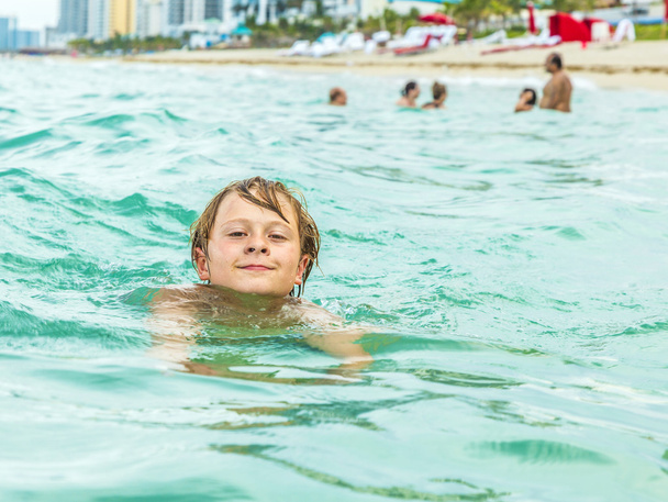 Junge schwimmt im Ozean - Foto, Bild