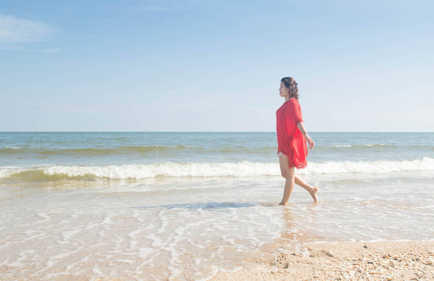 Mujer caminando en la playa. - Foto, imagen
