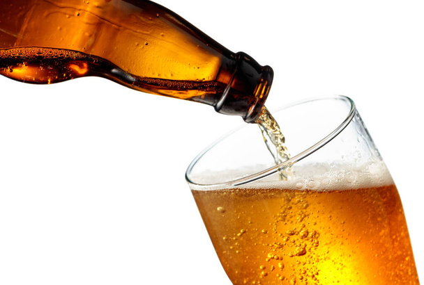 Nalít pivo z láhve do sklenice. Izolováno na bílém pozadí. - Fotografie, Obrázek