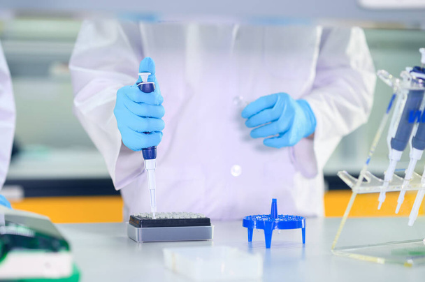 Männliche Wissenschaftler arbeiten im Labor. Medizinische Hand mit Mikropipette für die Testanalyse vernebeln. Wissenschaftliches Labor für Medizin, Biotechnologie-Forscher - Foto, Bild