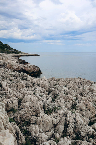 コート・ダジュールのサンジャン・キャップ・フェラット半島の美しい岩の海岸 - 写真・画像