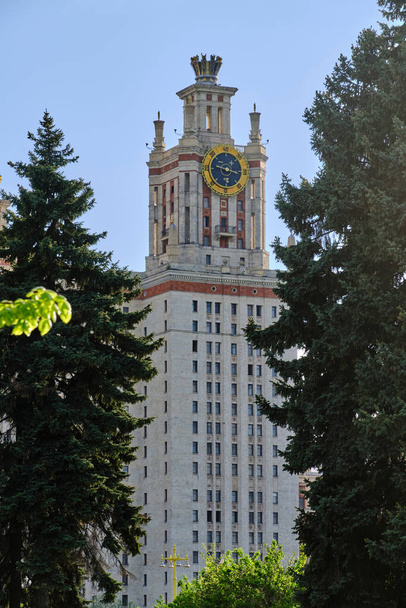 Part building Moscow State University, tower with thermometer - Foto, Bild