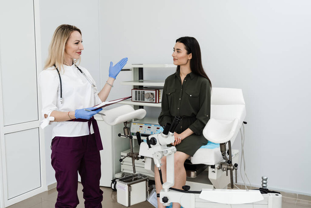 Consultation with gynecologist before colposcopy and pap test procedure to closely examine cervix, vagina and vulva of girl in gynecology clinic - Zdjęcie, obraz