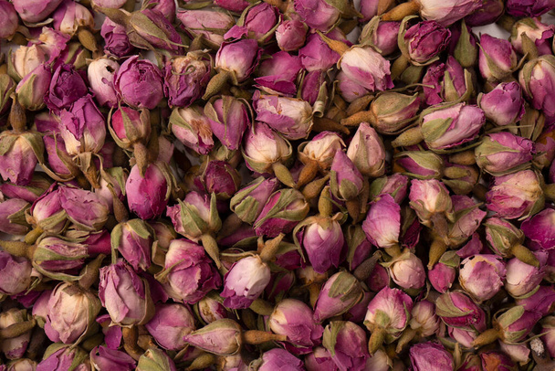 Droge thee rozen geïsoleerd op een witte achtergrond.  - Foto, afbeelding