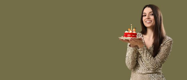 美しいです若いです女性とともに甘い誕生日ケーキ上の色背景とともにスペースのためのテキスト - 写真・画像