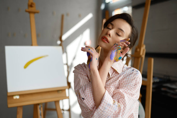 Kreativní portrét mladého umělce hledícího na kameru malovanýma rukama. Happy art school student headshot - Fotografie, Obrázek