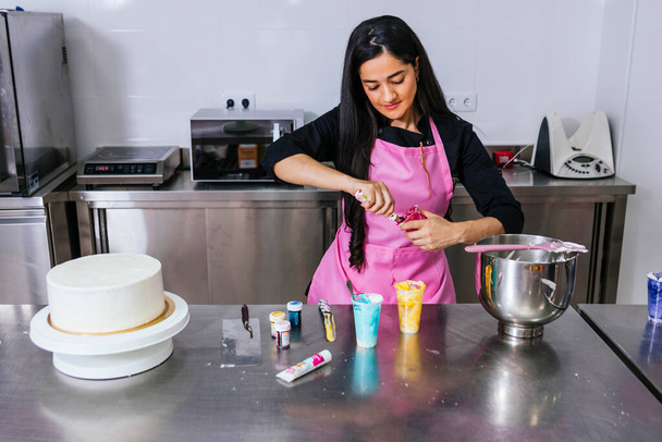 Κολομβιανή τέχνη ζαχαροπλαστικής: σεφ τέλεια συνταγές σε επαγγελματικό φούρνο ρύθμιση - Φωτογραφία, εικόνα