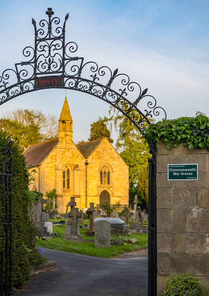 Πύλη εισόδου στο νεκροταφείο με τάφους πολέμου στο λόφο των κύκνων Ellesmere Shropshire - Φωτογραφία, εικόνα